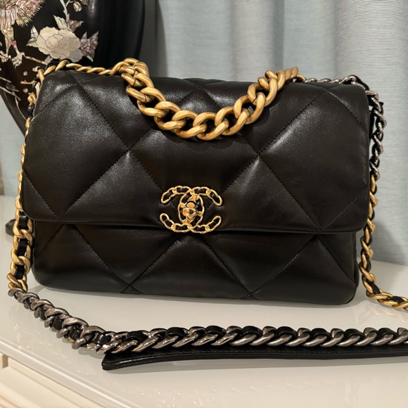 Chanel 19 Flap Bag Large in Black - Picture 1 of 13